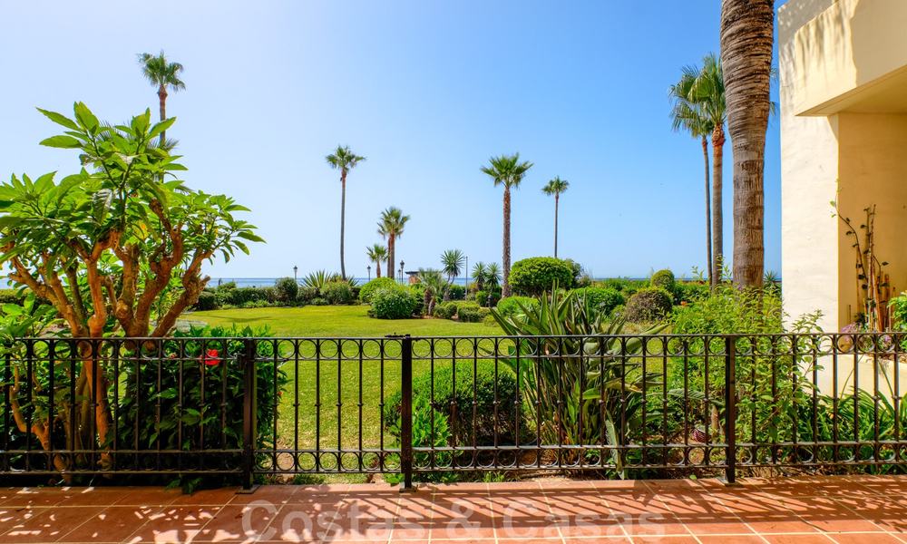 Luxe appartement te koop met open tuin- en zeezicht in een eerstelijnstrand complex, op de New Golden Mile tussen Marbella en Estepona 26873