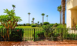Luxe appartement te koop met open tuin- en zeezicht in een eerstelijnstrand complex, op de New Golden Mile tussen Marbella en Estepona 26873 