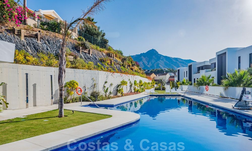 Sterk in prijs verlaagd. Instapklaar ruim modern luxe appartement te koop met zeezicht, Nueva Andalucia, Marbella 26875