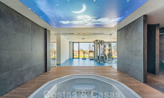 Sterk in prijs verlaagd. Instapklaar ruim modern luxe appartement te koop met zeezicht, Nueva Andalucia, Marbella 26880 
