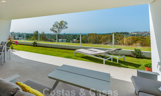 Sterk in prijs verlaagd. Instapklaar ruim modern luxe appartement te koop met zeezicht, Nueva Andalucia, Marbella 26882 
