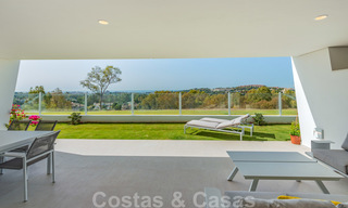 Sterk in prijs verlaagd. Instapklaar ruim modern luxe appartement te koop met zeezicht, Nueva Andalucia, Marbella 26884 