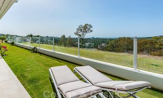 Sterk in prijs verlaagd. Instapklaar ruim modern luxe appartement te koop met zeezicht, Nueva Andalucia, Marbella 26886 