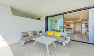 Sterk in prijs verlaagd. Instapklaar ruim modern luxe appartement te koop met zeezicht, Nueva Andalucia, Marbella 26888 