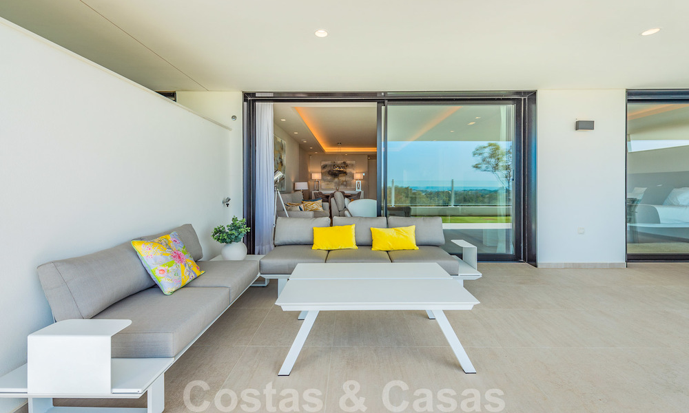 Sterk in prijs verlaagd. Instapklaar ruim modern luxe appartement te koop met zeezicht, Nueva Andalucia, Marbella 26889