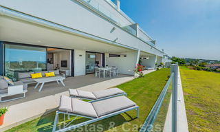 Sterk in prijs verlaagd. Instapklaar ruim modern luxe appartement te koop met zeezicht, Nueva Andalucia, Marbella 26891 