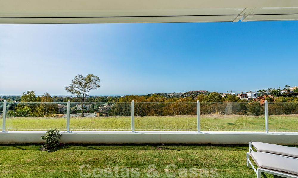 Sterk in prijs verlaagd. Instapklaar ruim modern luxe appartement te koop met zeezicht, Nueva Andalucia, Marbella 26892