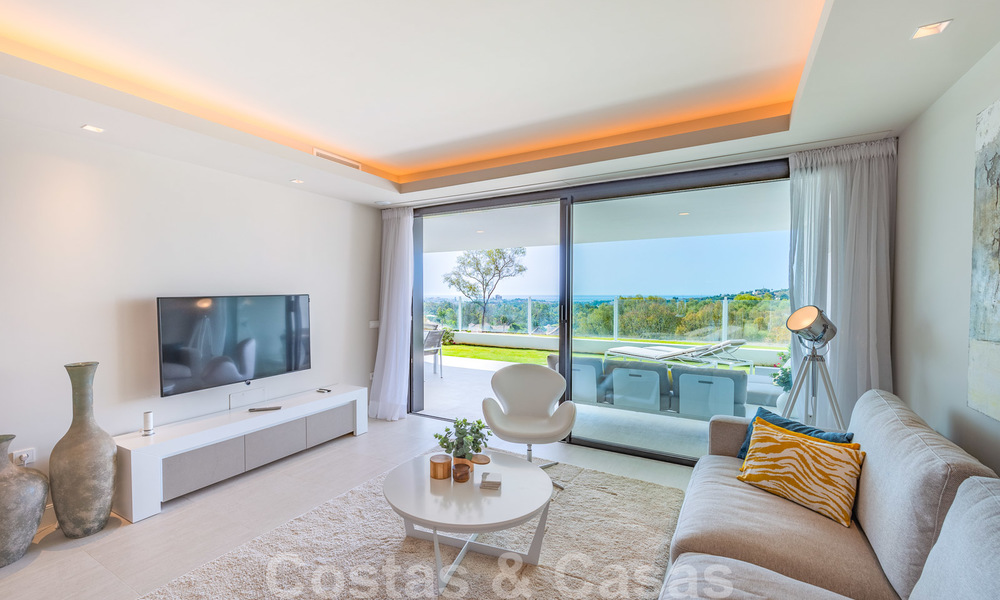 Sterk in prijs verlaagd. Instapklaar ruim modern luxe appartement te koop met zeezicht, Nueva Andalucia, Marbella 26898