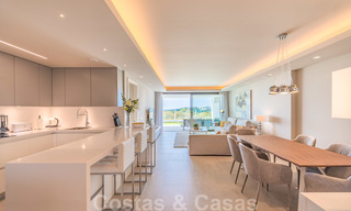 Sterk in prijs verlaagd. Instapklaar ruim modern luxe appartement te koop met zeezicht, Nueva Andalucia, Marbella 26899 