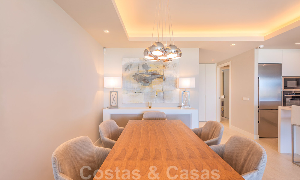 Sterk in prijs verlaagd. Instapklaar ruim modern luxe appartement te koop met zeezicht, Nueva Andalucia, Marbella 26902