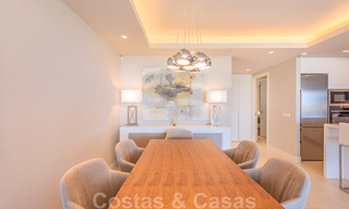Sterk in prijs verlaagd. Instapklaar ruim modern luxe appartement te koop met zeezicht, Nueva Andalucia, Marbella 26902 