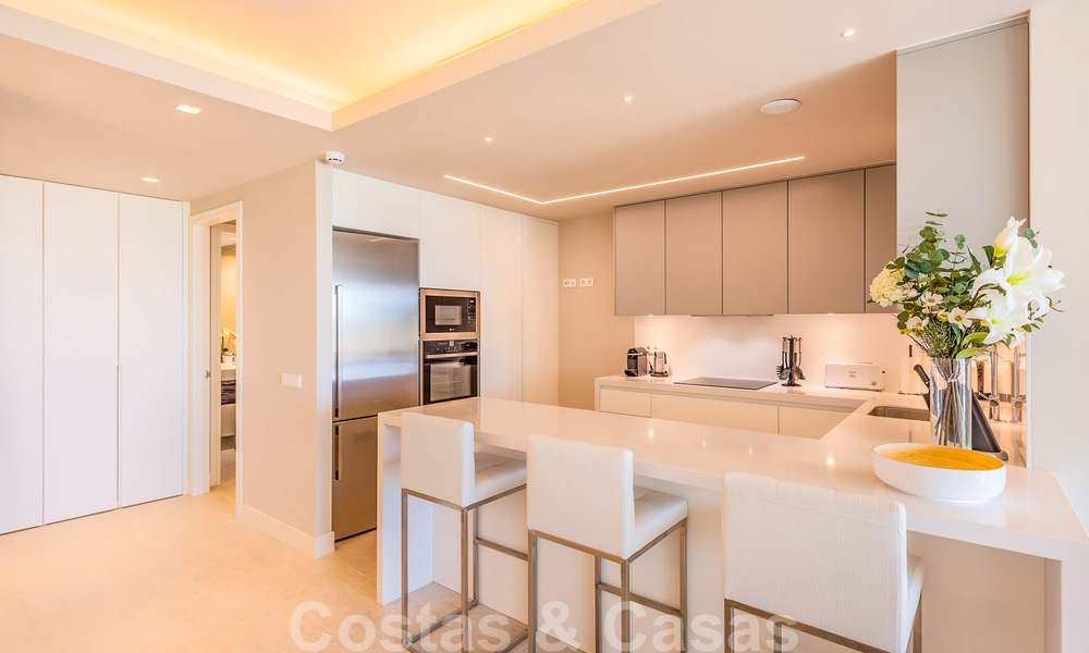 Sterk in prijs verlaagd. Instapklaar ruim modern luxe appartement te koop met zeezicht, Nueva Andalucia, Marbella 26904