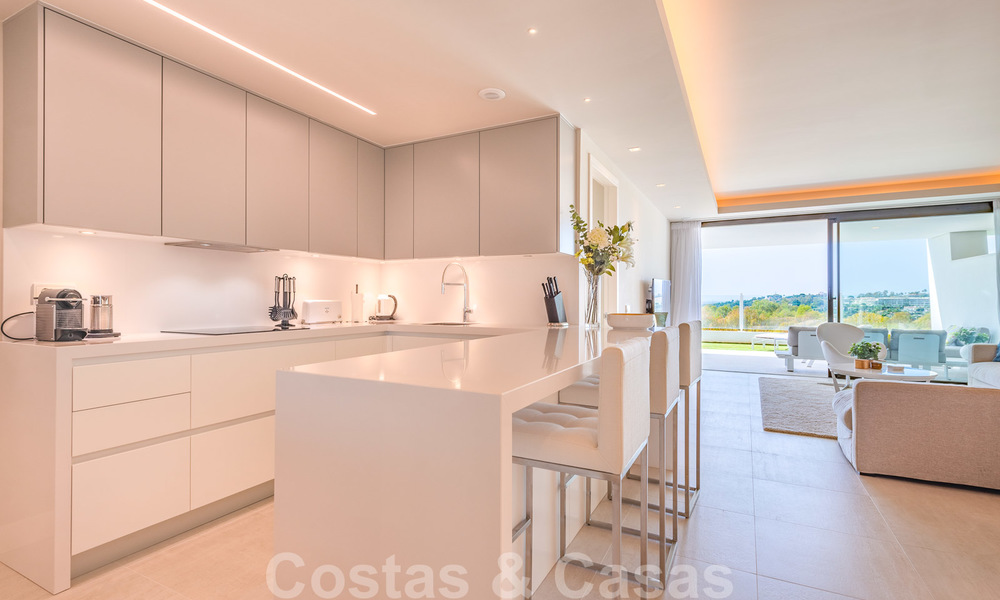 Sterk in prijs verlaagd. Instapklaar ruim modern luxe appartement te koop met zeezicht, Nueva Andalucia, Marbella 26905