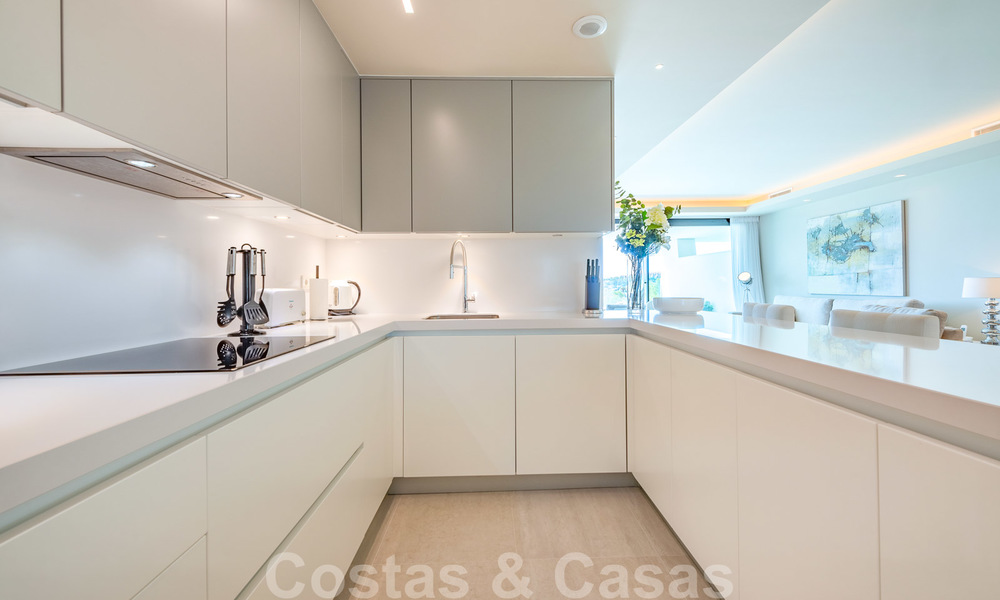 Sterk in prijs verlaagd. Instapklaar ruim modern luxe appartement te koop met zeezicht, Nueva Andalucia, Marbella 26906