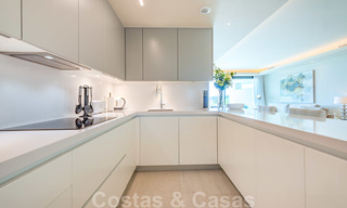 Sterk in prijs verlaagd. Instapklaar ruim modern luxe appartement te koop met zeezicht, Nueva Andalucia, Marbella 26906 