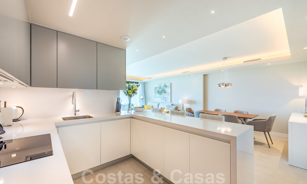 Sterk in prijs verlaagd. Instapklaar ruim modern luxe appartement te koop met zeezicht, Nueva Andalucia, Marbella 26907