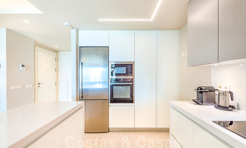 Sterk in prijs verlaagd. Instapklaar ruim modern luxe appartement te koop met zeezicht, Nueva Andalucia, Marbella 26908