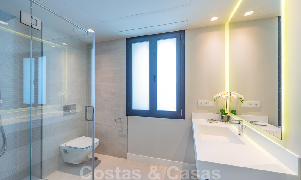 Sterk in prijs verlaagd. Instapklaar ruim modern luxe appartement te koop met zeezicht, Nueva Andalucia, Marbella 26911