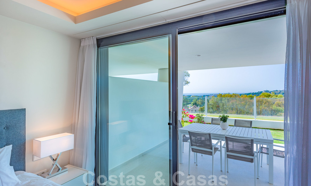 Sterk in prijs verlaagd. Instapklaar ruim modern luxe appartement te koop met zeezicht, Nueva Andalucia, Marbella 26916