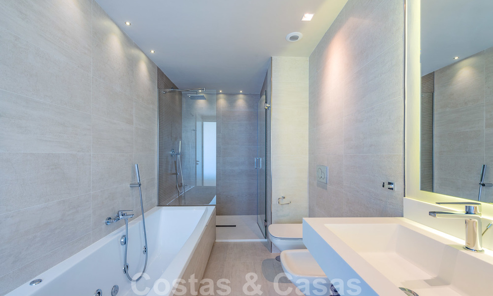 Sterk in prijs verlaagd. Instapklaar ruim modern luxe appartement te koop met zeezicht, Nueva Andalucia, Marbella 26917