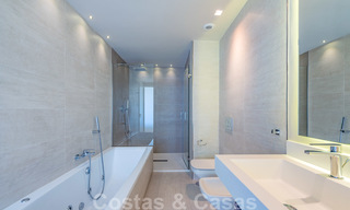 Sterk in prijs verlaagd. Instapklaar ruim modern luxe appartement te koop met zeezicht, Nueva Andalucia, Marbella 26917 