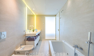 Sterk in prijs verlaagd. Instapklaar ruim modern luxe appartement te koop met zeezicht, Nueva Andalucia, Marbella 26918 