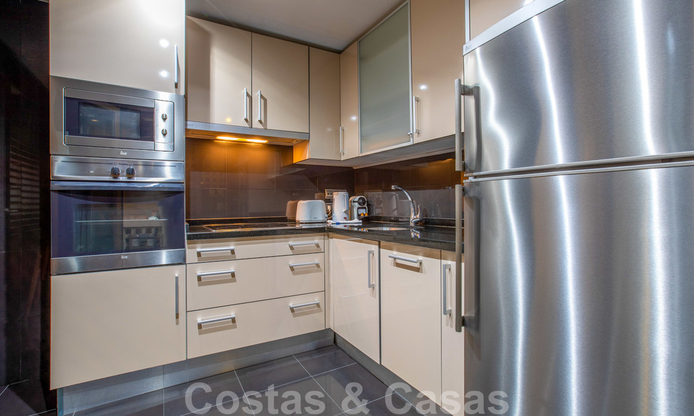 Modern appartement te koop op de eerste rij van een direct aan het strand gelegen complex met open zeezicht gelegen tussen Marbella en Estepona 26997