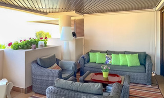Modern appartement te koop op de eerste rij van een direct aan het strand gelegen complex met open zeezicht gelegen tussen Marbella en Estepona 26998 