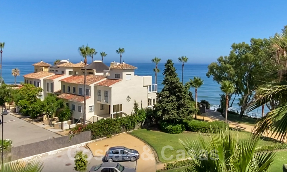 Modern appartement te koop op de eerste rij van een direct aan het strand gelegen complex met open zeezicht gelegen tussen Marbella en Estepona 26999