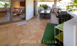 Modern appartement te koop op de eerste rij van een direct aan het strand gelegen complex met open zeezicht gelegen tussen Marbella en Estepona 27001 