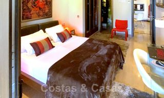 Modern appartement te koop op de eerste rij van een direct aan het strand gelegen complex met open zeezicht gelegen tussen Marbella en Estepona 27003 