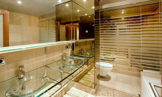 Modern appartement te koop op de eerste rij van een direct aan het strand gelegen complex met open zeezicht gelegen tussen Marbella en Estepona 27004 