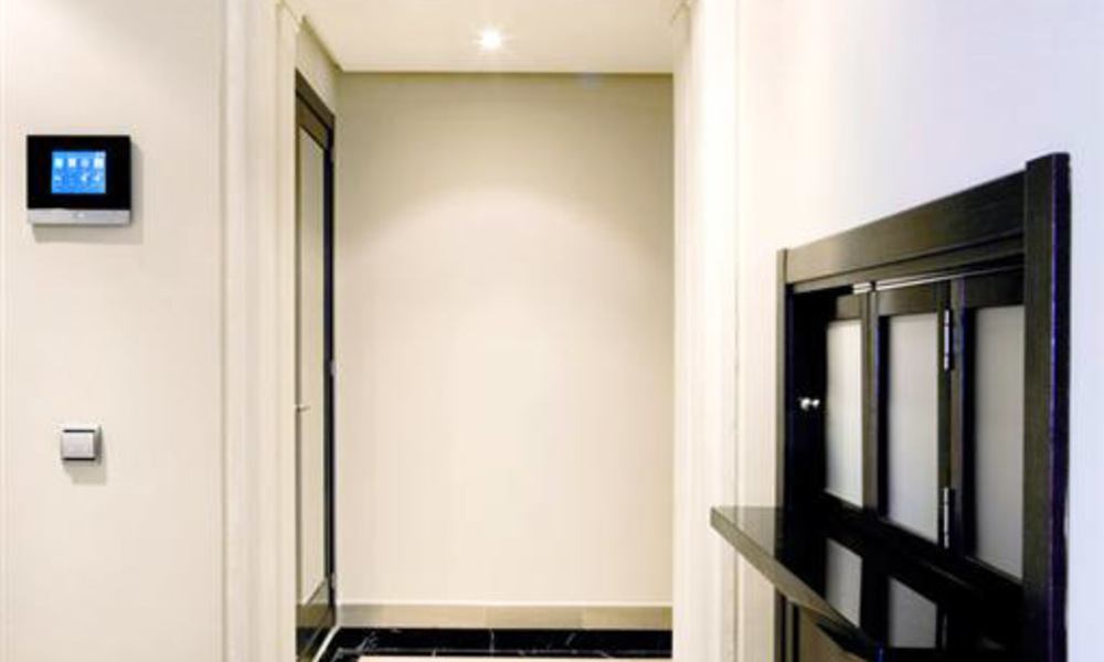 Modern appartement te koop op de eerste rij van een direct aan het strand gelegen complex met open zeezicht gelegen tussen Marbella en Estepona 27005