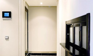 Modern appartement te koop op de eerste rij van een direct aan het strand gelegen complex met open zeezicht gelegen tussen Marbella en Estepona 27005 