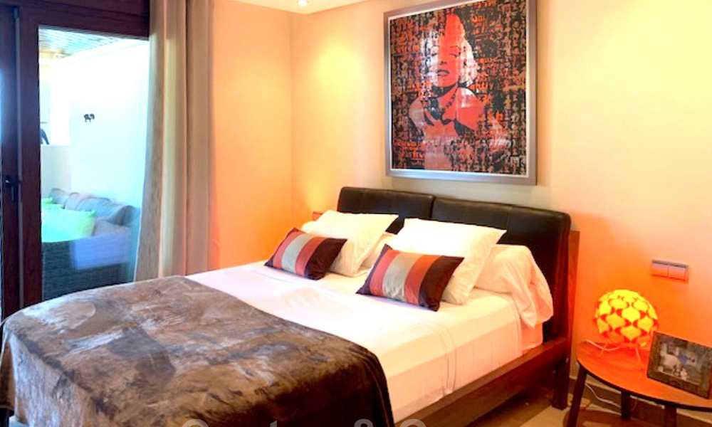 Modern appartement te koop op de eerste rij van een direct aan het strand gelegen complex met open zeezicht gelegen tussen Marbella en Estepona 27006