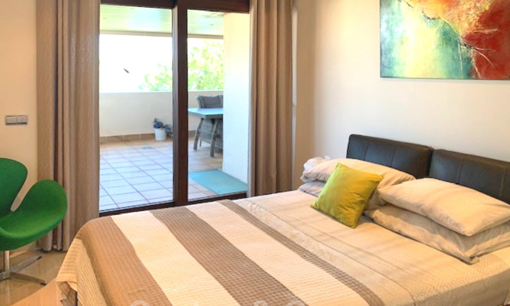 Modern appartement te koop op de eerste rij van een direct aan het strand gelegen complex met open zeezicht gelegen tussen Marbella en Estepona 27007