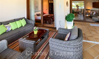 Modern appartement te koop op de eerste rij van een direct aan het strand gelegen complex met open zeezicht gelegen tussen Marbella en Estepona 27008 