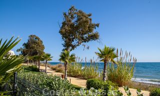 Modern appartement te koop op de eerste rij van een direct aan het strand gelegen complex met open zeezicht gelegen tussen Marbella en Estepona 27011 