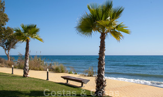 Modern appartement te koop op de eerste rij van een direct aan het strand gelegen complex met open zeezicht gelegen tussen Marbella en Estepona 27012 