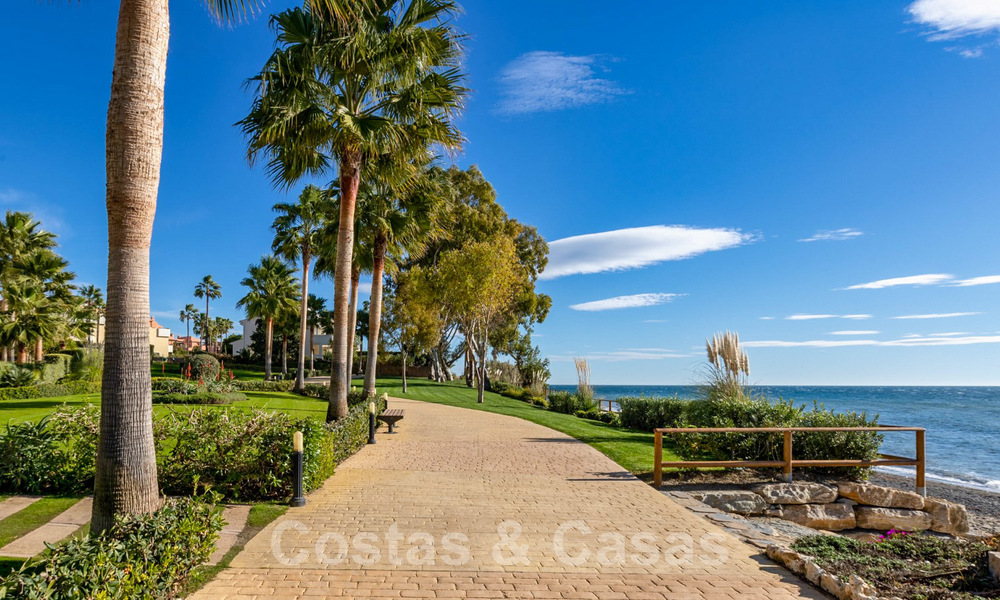 Modern appartement te koop op de eerste rij van een direct aan het strand gelegen complex met open zeezicht gelegen tussen Marbella en Estepona 27013