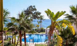Modern appartement te koop op de eerste rij van een direct aan het strand gelegen complex met open zeezicht gelegen tussen Marbella en Estepona 27015 