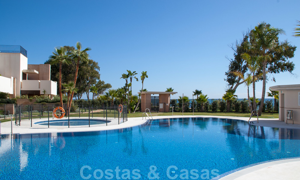 Modern appartement te koop op de eerste rij van een direct aan het strand gelegen complex met open zeezicht gelegen tussen Marbella en Estepona 27016