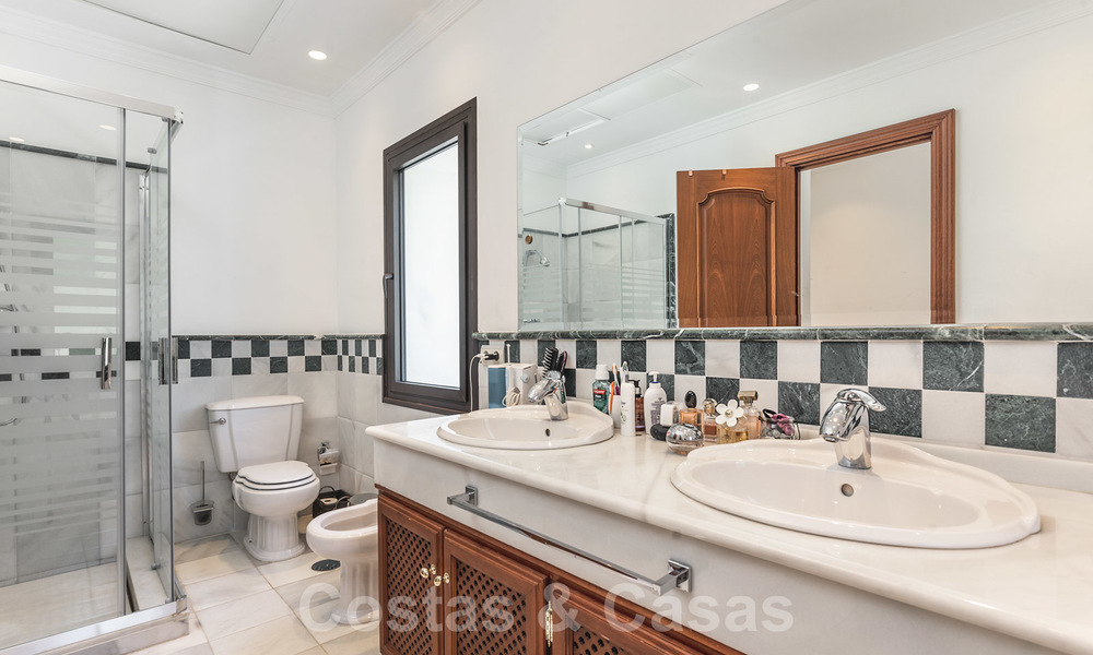 Gerenoveerde luxe villa te koop in een moderne mediterrane stijl in het exclusieve Cascada de Camojan op de Golden Mile in Marbella 27047