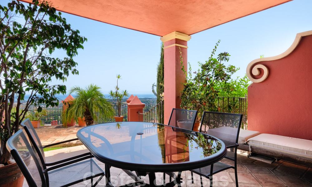 Ruim appartement met een ruim terras en privétuin met panoramisch uitzicht op de kust en de zee in Benahavis - Marbella 27117