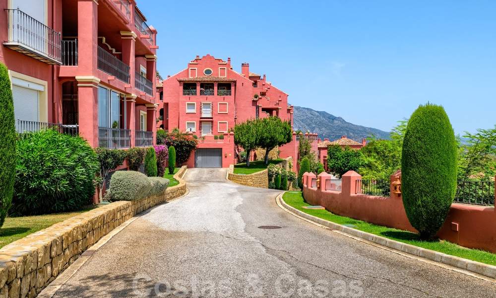 Ruim appartement met een ruim terras en privétuin met panoramisch uitzicht op de kust en de zee in Benahavis - Marbella 27125