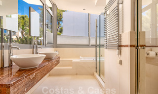 Moderne luxe hoekwoning met zeezicht te koop in het exclusieve Sierra Blanca, Marbella 27140 