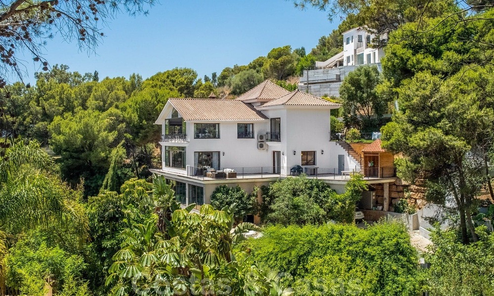 Gerenoveerde klassiek-mediterrane villa te koop met prachtig zeezicht in een groene wijk aansluitend op het centrum van Marbella 27162