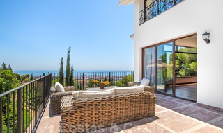 Gerenoveerde klassiek-mediterrane villa te koop met prachtig zeezicht in een groene wijk aansluitend op het centrum van Marbella 27167 