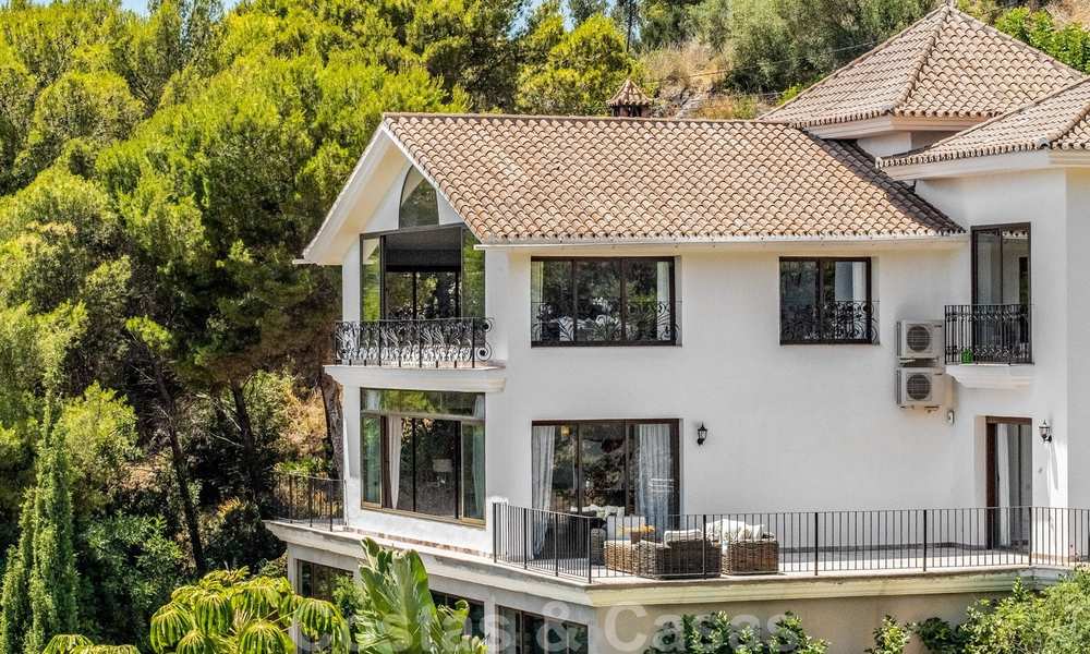 Gerenoveerde klassiek-mediterrane villa te koop met prachtig zeezicht in een groene wijk aansluitend op het centrum van Marbella 27182