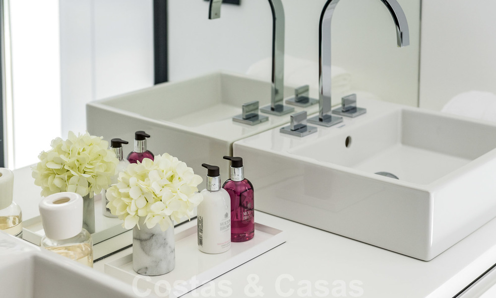 Spectaculaire moderne designer villa te koop, eerstelijns golf in Nueva Andalucia, Marbella 27230